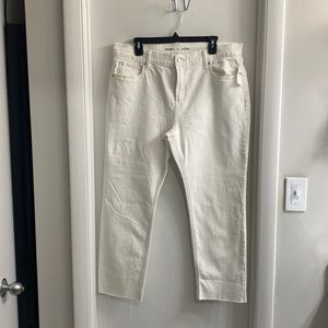 White mid rise boyfriend jeans